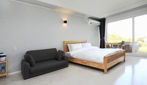 Room (Ahzmang)