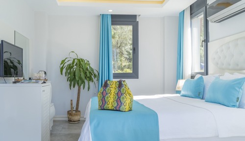 Family Room,Multiple Beds,Pool View