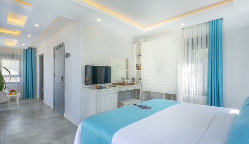 Deluxe Triple Room, Pool View