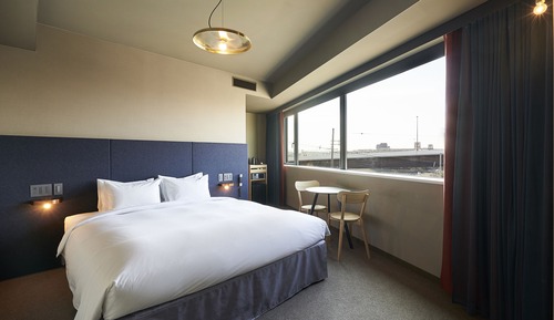 Deluxe King with Stacking Bed, Non Smoking (Shower Only)