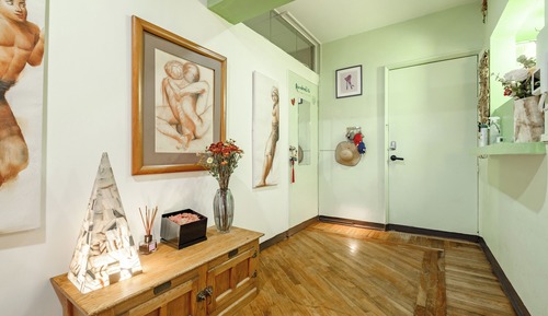 ABUNDANCIA, QUEEN SIZE BED PRIVATE BATHROOM NO WINDOWS, NO PETS