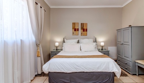 Standard Double Room (Ibhubesi Room)