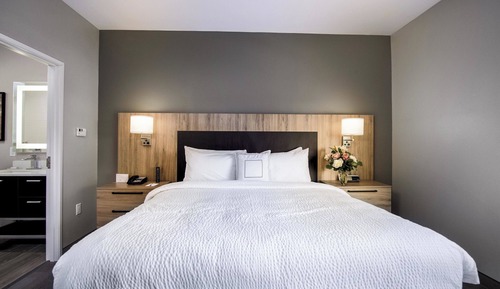 Studio, 1 King Bed with Sofa bed (Mobility Accessible, Tub)