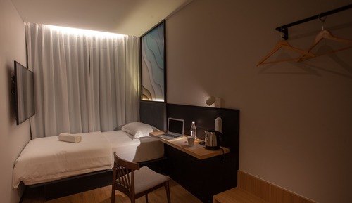Solo Room, No Windows