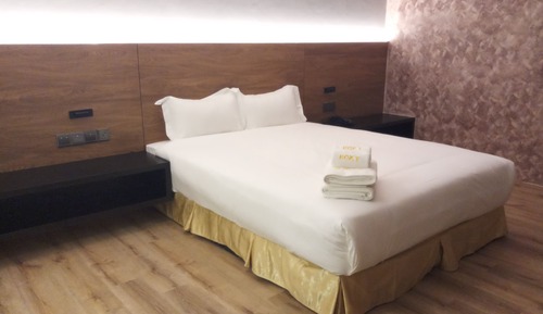Deluxe Room, 1 Queen Bed, No Windows