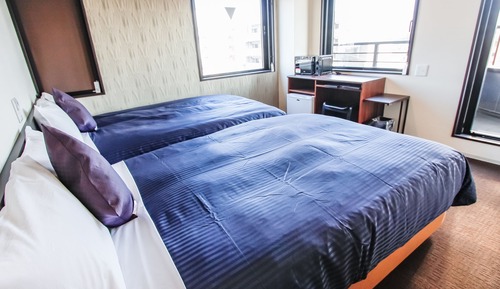 Twin Room, Smoking