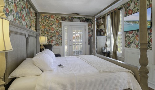 City Room, 1 King Bed, Balcony, City View