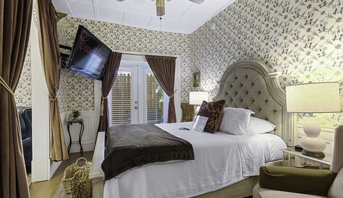 Romantic Room, 1 Queen Bed, Patio, Ground Floor