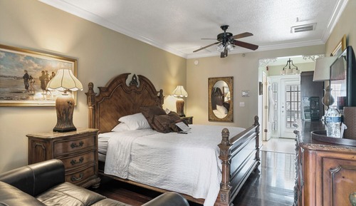 City Room, 1 King Bed, Balcony, City View