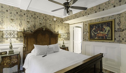 City Room, 1 Queen Bed, Patio, City View