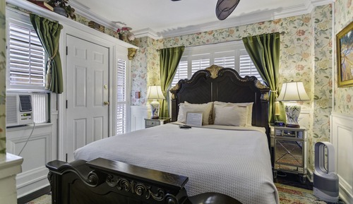 Deluxe Room, 1 Queen Bed, Balcony, Corner