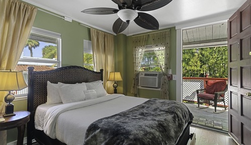 Comfort Room, 1 Queen Bed, Patio, Corner