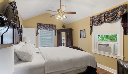 Traditional Room, 1 King Bed, Balcony, Garden View