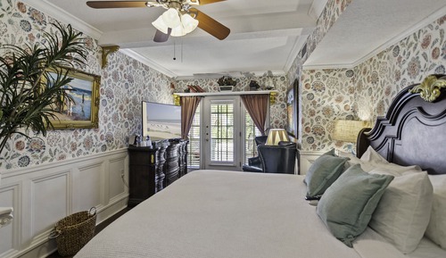City Room, 1 King Bed, Patio, City View