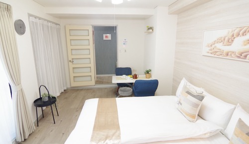 Room (401)