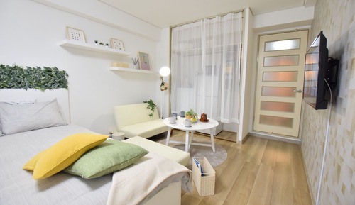 Room (706)