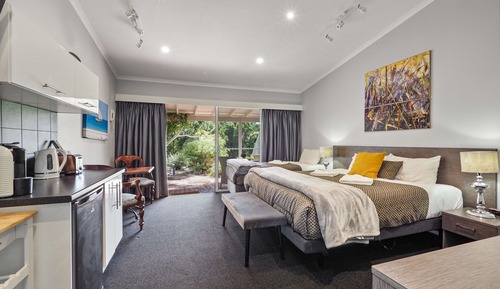 Deluxe Studio Suite, Jetted Tub, Garden View
