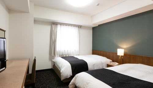 Twin Room, Smoking