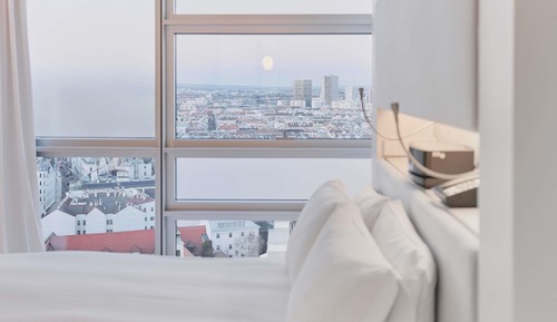 SO/ Studio, Ferris Wheel View (Suite)