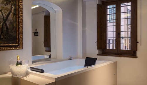 Executive Suite, 1 Queen Bed, Hot Tub
