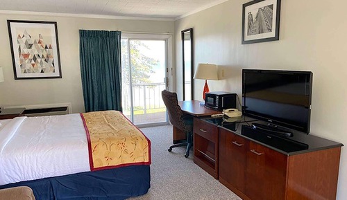 Room, 1 Queen Bed, Smoking, Balcony (Lakefront View)