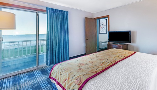 Suite, Multiple Beds, Non Smoking, Balcony (Lakefront View)