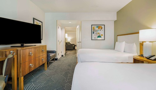 2 Room Corner Suite 2 Queen Beds, City View
