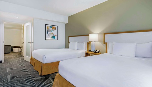 2 Room Corner Suite 2 Queen Bed Accessible with Tub, City View High Floor