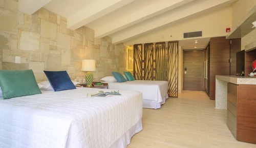 Suite, 2 Queen Beds, Balcony, Garden View (2 Queens)