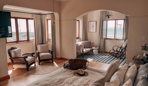 Cowrie: Extra large, Excellent Sea-views