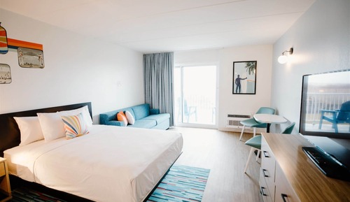 Oceanfront King Bed with Pullout Sofa and Balcony