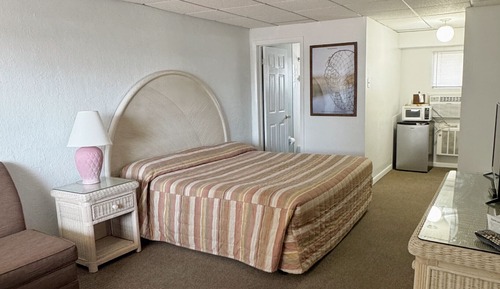 Standard Room, 1 King Bed, Refrigerator