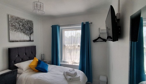 Basic Double Room, Ensuite, Garden View