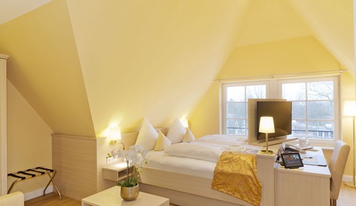 Family Room, 2 Bedrooms (shared bathroom)