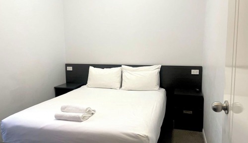 Deluxe Lakeside 2 Bedroom - Sleeps 4