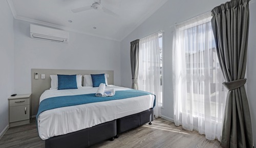 Deluxe Lakeside 2 Bedroom - Sleeps 6