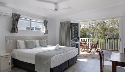 Deluxe Lakeside 3 Bedroom - Sleeps 8