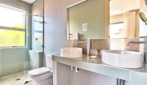Standard en-suite room, Shower and Bath