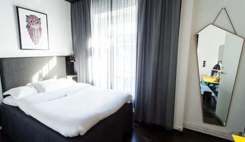 S - Spacious for one, good value for money for two (Bed 140 cm)
