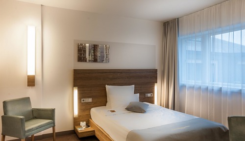 Standard Room (Queen-size bed)