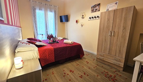 Romantic Double or Twin Room, 1 King Bed, Private Bathroom (External)