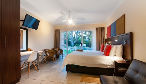 Executive Room, 1 Queen Bed (Garden facing)