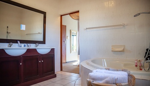 Suite on pool-patio aircon & Wifi, views