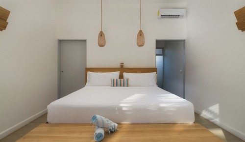 Premier Room, 1 King Bed, Pool View