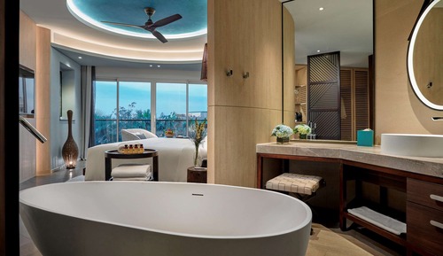 Deluxe Room, 1 King Bed, Garden View