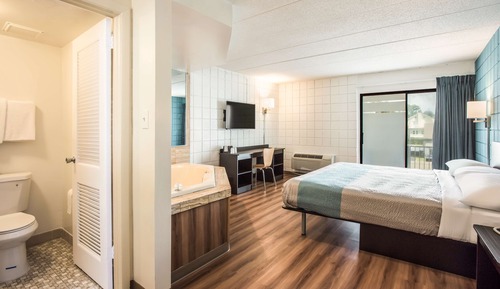Deluxe Room, 1 King Bed, Non Smoking, Hot Tub