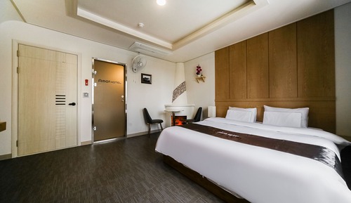 Superior Room (King Bed)