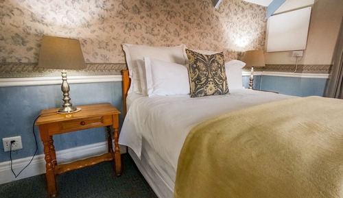Comfort Room, 1 Queen Bed (Upstairs Wedgewood)