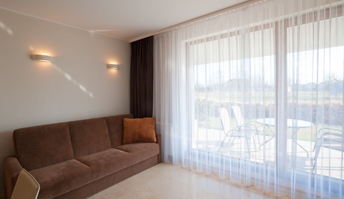 Room (B2)