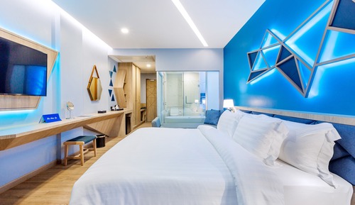 Deluxe Pool Facing Room